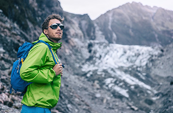 Excursionista con gafas de sol en la montaña
