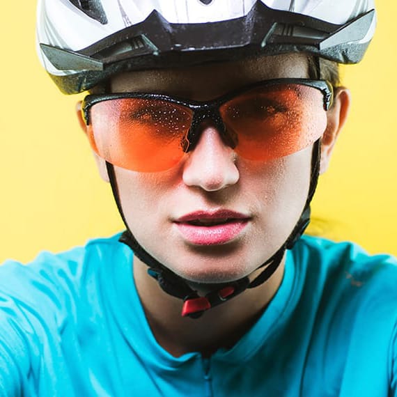 Ciclista con gafas deportivas de lente naranja