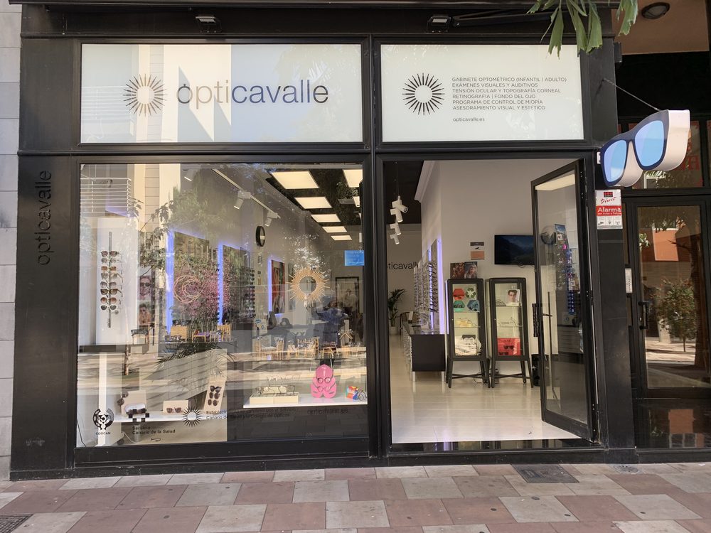 Fachada de Óptica Valle en la Avenida Venezuela