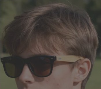 Chico con gafas de sol oscuras