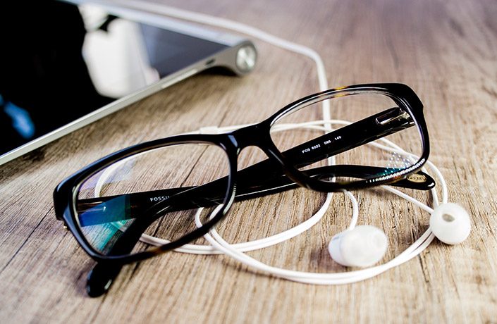 Gafas de vista apoyadas sobre una mesa de madera