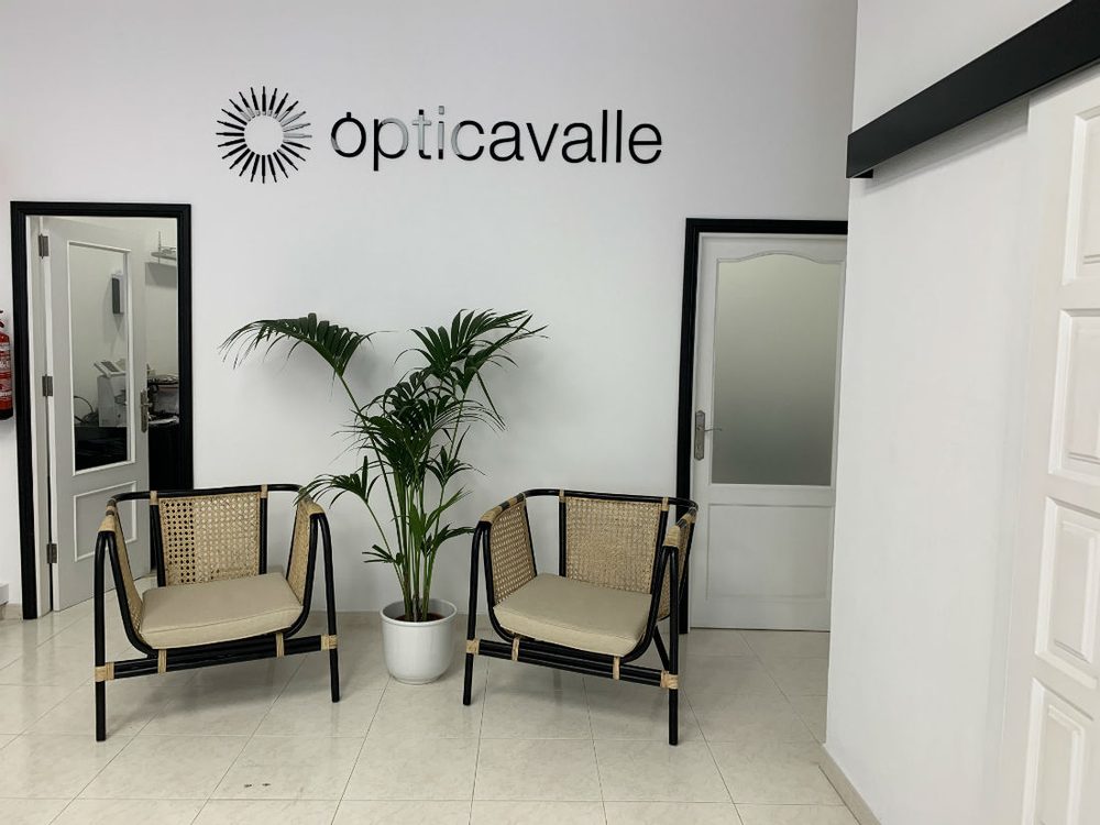 Recepción con el logotipo de Óptica Valle