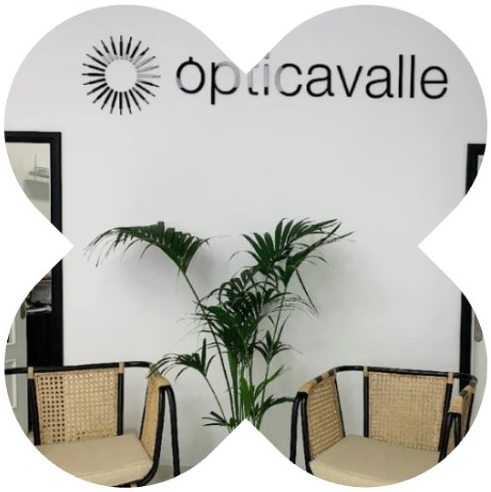 Recepción de Óptica Valle con el logotipo en la pared