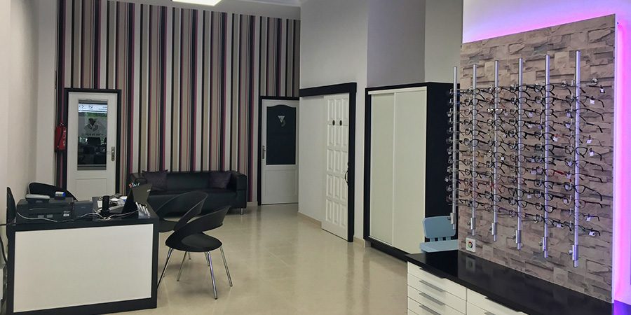 Interior de la tienda con expositores de gafas