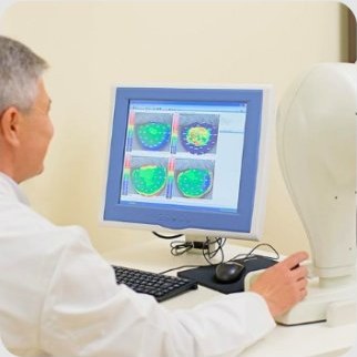 Optometrista revisando un mapa de la córnea