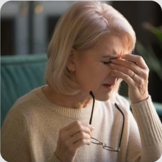 Mujer frotándose los ojos cansados