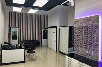 Expositores de gafas en la tienda