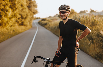 Ciclista con gafas deportivas en carretera