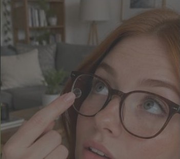 Chica poniéndose una lentilla
