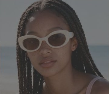 Mujer con gafas de sol blancas