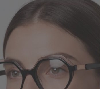 Mujer con gafas de vista de montura hexagonal