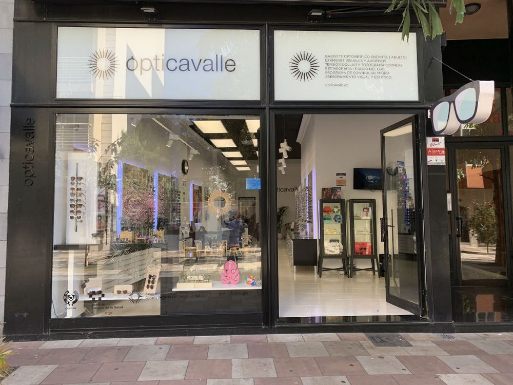 Fachada de Óptica Valle en la Avenida Venezuela