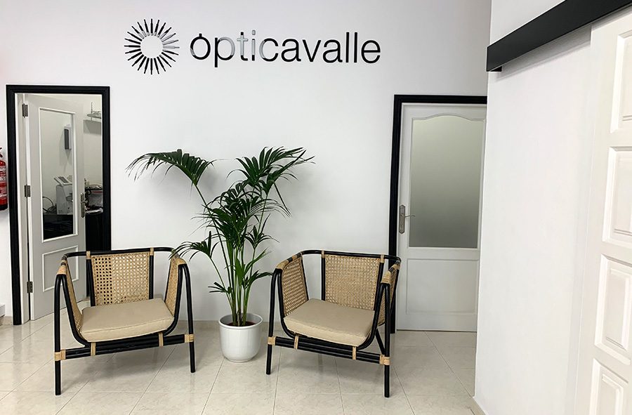 Recepción de Óptica Valle con el logotipo en la pared